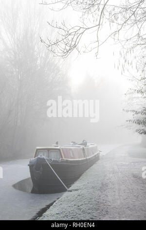 Kidderminster, Großbritannien. 31. Januar, 2019. UK Wetter: eisnebel ist Clearing sehr langsam heute Morgen offenbart die Anzeichen dafür, dass der Winter wirklich die Midlands heute angeschlagen hat. Mit gefrorenen, eisige Kanäle, narrowboats nicht weit reisen werden heute morgen. Sub-zero Temperaturen mit der Gefahr der Ausbreitung etwas Schnee aus dem Südwesten heute Abend gekoppelt, sicherlich macht es einen sehr kalten Ende Januar. Quelle: Lee Hudson/Alamy leben Nachrichten Stockfoto