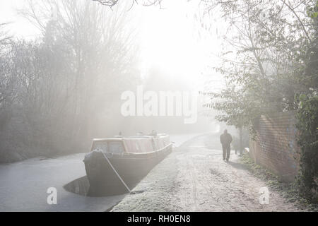 Kidderminster, Großbritannien. Januar 2019. UK Wetter: Eisiger Nebel klärt sich langsam heute Morgen und zeigt Anzeichen, dass der Winter die Midlands heute wirklich getroffen hat. Mit gefrorenen, eisigen Kanälen werden Narrowboats heute Morgen nicht weit reisen. Die Temperaturen am Morgen unter Null und die Gefahr, dass sich der Schnee heute Abend aus dem Südwesten ausbreitet, machen es sicherlich zu einem sehr kalten Ende bis Januar. Kredit: Lee Hudson/Alamy Live News Stockfoto