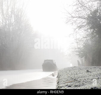 Kidderminster, Großbritannien. 31. Januar, 2019. UK Wetter: eisnebel ist Clearing sehr langsam heute Morgen offenbart die Anzeichen dafür, dass der Winter wirklich die Midlands heute angeschlagen hat. Mit gefrorenen, eisige Kanäle, narrowboats nicht weit reisen werden heute morgen. Sub-zero Temperaturen mit der Gefahr der Ausbreitung etwas Schnee aus dem Südwesten heute Abend gekoppelt, sicherlich macht es einen sehr kalten Ende Januar. Quelle: Lee Hudson/Alamy leben Nachrichten Stockfoto