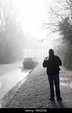 Kidderminster, Großbritannien. 31. Januar, 2019. UK Wetter: eisnebel ist Clearing sehr langsam heute Morgen offenbart die Anzeichen dafür, dass der Winter wirklich die Midlands heute angeschlagen hat. Mit gefrorenen, eisige Kanäle, narrowboats nicht weit reisen werden heute morgen. Sub-zero Temperaturen mit der Gefahr der Ausbreitung etwas Schnee aus dem Südwesten heute Abend gekoppelt, sicherlich macht es einen sehr kalten Ende Januar. Quelle: Lee Hudson/Alamy leben Nachrichten Stockfoto