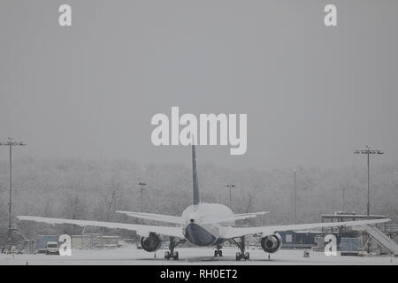 31 Januar 2019, Nordrhein-Westfalen, Köln: eine Ebene steht im Schnee am Flughafen Köln/Bonn. Der Flughafen wurde nach Schneefällen geschlossen. Foto: Oliver Berg/dpa Stockfoto