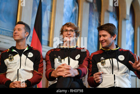 31 Januar 2019, Hessen, Frankfurt/Main: Die beiden tennisspieler Philipp Kohlschreiber (L-R) und Alexander Zverev sowie Team Kapitän Michael Kohlmann in der Auslosung der ersten Runde des Davis Cup match Deutschland gegen Ungarn im Kaisersaal des Römischen teilnehmen. Die beiden Teams werden an der Fraport Arena treffen am 1. Februar und 2. Foto: Arne Dedert/dpa Stockfoto