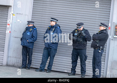 Romford, Essex, UK. 31. Januar 2019 Metropolitan Police trial live Gesichtserkennungstechnologie außerhalb Romford entfernt. Die Polizei Kameras Passanten Scan durch und Sie gegen eine "Beobachtungsliste" prüfen in Echtzeit ohne Ihnen wollte die Menschen zu begreifen. Eine kleine Zahl von Demonstranten, die gegen die Regelung außerhalb Romford Station protestiert. Polizisten warten für das Gesicht recogntion Kameras: Ian Davidson/Alamy Leben Nachrichten ausgelöst werden. Stockfoto