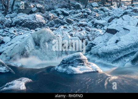 Fluss Dee, Banchory, Aberdeenshire, Schottland. 31. Jan 2019. UK Wetter Schottland - zugefrorenen Fluss Dee an-8c Grad in der Temperatur und die Wasserfälle von Feugh in Banchory Aberdeenshire Scotland Paul Glendell/Alamy leben Nachrichten Stockfoto