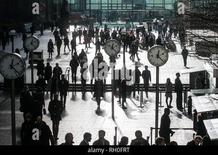 London, Großbritannien. 31 Jan, 2019. Mittagessen Arbeitnehmer in Canary Wharf sind gegen die Sonne an einem frostigen und sonnigen Tag in London, da Temperaturen in London auf die niedrigste der Winter bisher Credit: Amer ghazzal/Alamy Leben Nachrichten Silhouette Stockfoto
