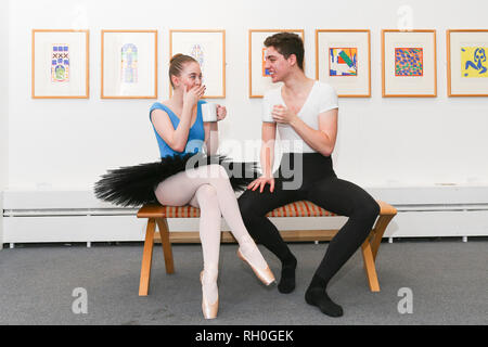 Worcester, Großbritannien. 31. Januar, 2019. Ballett Studenten Aimee Casey und Alex Johnson der Elmhurst Ballettschule, Birmingham, genießen Sie eine Tasse Tee vor einigen der berühmten Henri Matisse Cut-out Bilder auf dem Foto eine einzigartige Ausstellung. Geschichten aus djagilews Ballet Russes erklärte durch Kostüme, Programme und Objekte sind zum ersten Mal zusammen an den Worcester City Art Gallery und Museum vom 2. Februar bis 27. April 2019. Philippa Tinsley, Kurator von Worcester City Art Gallery und Museum, sagte, "Wir sind sehr gespannt auf diese beiden fantastischen Ausstellungen nach Worcester zu bringen. Credit: Pe Stockfoto