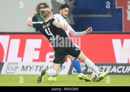 Hamburg, Deutschland. 30 Jan, 2019. Jesper VERLAAT (links, SH) versus Berkay (vñZCAN OEZCAN, HH), Aktion, Duellen, Fußball 2. Fussballbundesliga, 19. Spieltag, Hamburg Hamburg Hamburg (HH) - SV Sandhausen (SH) 2:1, am 30.01. 2019 in Hamburg/Deutschland. € | Nutzung der weltweiten Kredit: dpa/Alamy leben Nachrichten Stockfoto
