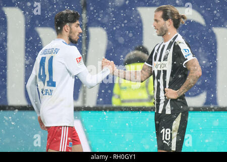 Hamburg, Deutschland. 30 Jan, 2019. Berkay (links, vñZCAN OEZCAN, HH) gibt nach dem Ende des Spiels Dennis DIEKMEIER (SH) die Hand, Händedruck, Geste, Gestik, halb Bild, halb Abbildung, Fußball 2. 1. Fussballbundesliga, 19. Spieltag, Hamburg Hamburg Hamburg (HH) - SV Sandhausen (SH) 2:1, am 01/30/2019 in Hamburg/Deutschland. € | Nutzung der weltweiten Kredit: dpa/Alamy leben Nachrichten Stockfoto