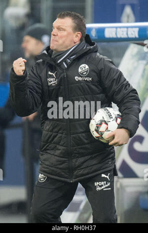 Hamburg, Deutschland. 30 Jan, 2019. Uwe KOSCHINAT (Trainer, SH) ballte die Fäuste und gibt Anweisungen, die Anweisung, die Hälfte Abbildung, die Hälfte Abbildung, Porträt, Geste, Gestik 2. 1. Fussballbundesliga, 19. Spieltag, Hamburg Hamburg Hamburg (HH) - SV Sandhausen (SH) 2:1, am 01/30/2019 in Hamburg/Deutschland. € | Nutzung der weltweiten Kredit: dpa/Alamy leben Nachrichten Stockfoto