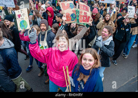 Brüssel, Brabant, Belgien. 31 Jan, 2019. Belgischen Studenten werden gesehen, Plakate und Parolen schreien während der Demonstration. im vierten aufeinander folgenden Donnerstag, Tausende Belgier Studenten der Schule übersprungen für eine bessere Klimapolitik in den Straßen von Brüssel zu demonstrieren. Der Protest wurde durch eine 17-jährige Anuna De Wever, eine Studentin, die Pläne für die Klimapolitik zu demonstrieren und gegen die nachlässige Umweltpolitik der Politiker organisiert. Credit: Ana Fernandez/SOPA Images/ZUMA Draht/Alamy leben Nachrichten Stockfoto