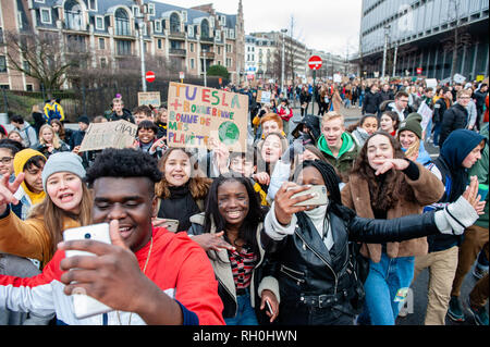 Brüssel, Brabant, Belgien. 31 Jan, 2019. Eine Gruppe von belgischen Studenten gesehen werden Parolen während des Protestes. im vierten aufeinander folgenden Donnerstag, Tausende Belgier Studenten der Schule übersprungen für eine bessere Klimapolitik in den Straßen von Brüssel zu demonstrieren. Der Protest wurde durch eine 17-jährige Anuna De Wever, eine Studentin, die Pläne für die Klimapolitik zu demonstrieren und gegen die nachlässige Umweltpolitik der Politiker organisiert. Credit: Ana Fernandez/SOPA Images/ZUMA Draht/Alamy leben Nachrichten Stockfoto