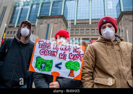 Brüssel, Brabant, Belgien. 31 Jan, 2019. Die Schüler werden gesehen, Staubmaske, während Sie ein Plakat während des Protestes. im vierten aufeinander folgenden Donnerstag, Tausende Belgier Studenten der Schule übersprungen für eine bessere Klimapolitik in den Straßen von Brüssel zu demonstrieren. Der Protest wurde durch eine 17-jährige Anuna De Wever, eine Studentin, die Pläne für die Klimapolitik zu demonstrieren und gegen die nachlässige Umweltpolitik der Politiker organisiert. Credit: Ana Fernandez/SOPA Images/ZUMA Draht/Alamy leben Nachrichten Stockfoto