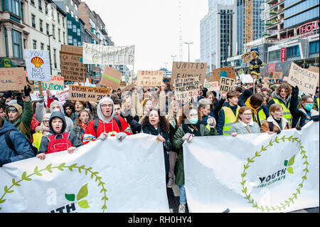 Brüssel, Brabant, Belgien. 31 Jan, 2019. Belgische Studenten gesehen, Banner und Plakate und Parolen schreien während der Demonstration. im vierten aufeinander folgenden Donnerstag, Tausende Belgier Studenten der Schule übersprungen für eine bessere Klimapolitik in den Straßen von Brüssel zu demonstrieren. Der Protest wurde durch eine 17-jährige Anuna De Wever, eine Studentin, die Pläne für die Klimapolitik zu demonstrieren und gegen die nachlässige Umweltpolitik der Politiker organisiert. Credit: Ana Fernandez/SOPA Images/ZUMA Draht/Alamy leben Nachrichten Stockfoto