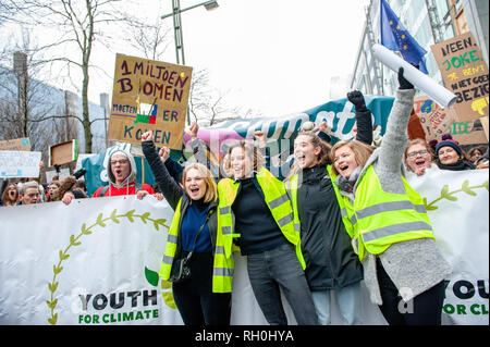 Brüssel, Brabant, Belgien. 31 Jan, 2019. Anuna de Weber und der Rest der März Veranstalter gesehen riefen Parolen während der Demonstration. im vierten aufeinander folgenden Donnerstag, Tausende Belgier Studenten der Schule übersprungen für eine bessere Klimapolitik in den Straßen von Brüssel zu demonstrieren. Der Protest wurde durch eine 17-jährige Anuna De Wever, eine Studentin, die Pläne für die Klimapolitik zu demonstrieren und gegen die nachlässige Umweltpolitik der Politiker organisiert. Credit: Ana Fernandez/SOPA Images/ZUMA Draht/Alamy leben Nachrichten Stockfoto