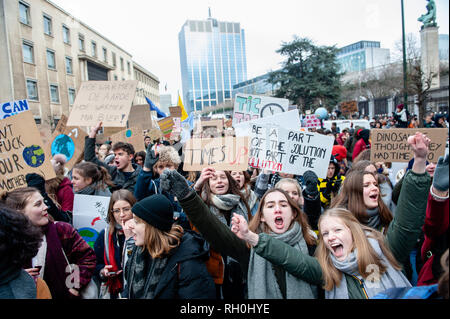 Brüssel, Brabant, Belgien. 31 Jan, 2019. Belgischen Studenten werden gesehen, Plakate und Parolen schreien während der Demonstration. im vierten aufeinander folgenden Donnerstag, Tausende Belgier Studenten der Schule übersprungen für eine bessere Klimapolitik in den Straßen von Brüssel zu demonstrieren. Der Protest wurde durch eine 17-jährige Anuna De Wever, eine Studentin, die Pläne für die Klimapolitik zu demonstrieren und gegen die nachlässige Umweltpolitik der Politiker organisiert. Credit: Ana Fernandez/SOPA Images/ZUMA Draht/Alamy leben Nachrichten Stockfoto