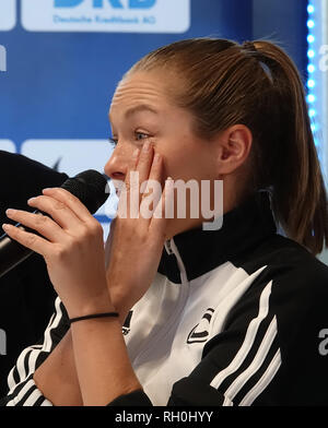 31 Januar 2019, Berlin: Gina Lückenkemper, Deutscher sprinter, wischt die Tränen aus ihren Augen auf der Pressekonferenz für den "istaf Indoor' am 1.Februar in Berlin, nachdem Sie das Video von Ihrem silbernen laufen mit der Home Europameisterschaften 2018. Foto: Sven Braun/dpa Stockfoto