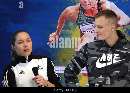 31 Januar 2019, Berlin: Gina Lückenkemper (l), Deutscher sprinter, und Sam Kendricks, Amerikanische pole Vaulter, auf der Pressekonferenz für den "istaf Indoor' am 1.Februar in Berlin. Foto: Sven Braun/dpa Stockfoto