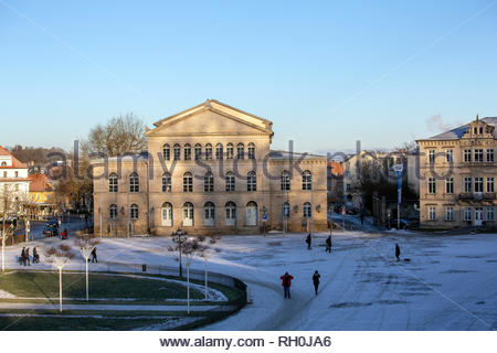 Coburg, Deutschland. 31 Jan, 2019. Die Leute machen ihren Weg über Theaterplatz Coburg, Deutschland, in kalten, klaren Wetter nach leichtem Schneefall. Die Temperaturen sind leicht in den nächsten Tagen fallen. Credit: Reallifephotos/Alamy leben Nachrichten Stockfoto