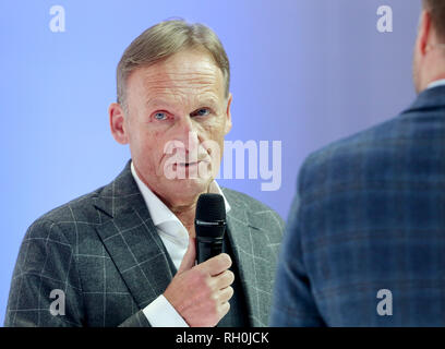 31. Januar 2019, Nordrhein-Westfalen, Düsseldorf: Hans-Joachim Watzke, Geschäftsführer von Borussia Dortmund, beantwortet Fragen von einem Moderator an der Spobis. Spobis ist Europas größtes Sport Business Messe. Foto: Roland Weihrauch/dpa Stockfoto