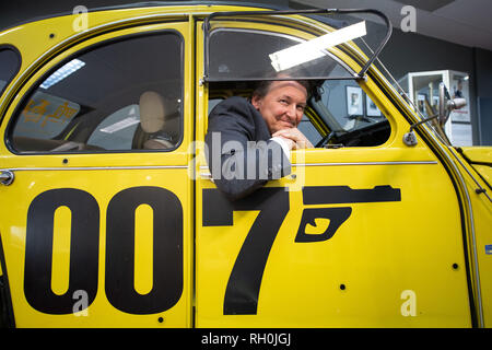 Bochum, Deutschland. 31 Jan, 2019. Der Filmjournalist und Sammler Siegfried Tesche sitzt in der Ausstellung "In geheimer Mission - Der Spion, der aus Wattenscheid kam" in Gelb 'Duck' vom Typ Citroen 2CV spécial, wie es in dem James Bond Film "In tödlicher Mission". Die Ausstellung zeigt, Requisiten und berühmten Fahrzeuge des Films Agent James Bond in einem leeren Shop. Der Untertitel der Ausstellung bezieht sich auf eine fiktive Biografie nach James Bond, James Bond im Jahre 1920 in, was jetzt der Bochumer Stadtteil Wattenscheid geboren wurde. Quelle: Bernd Thissen/dpa/Alamy leben Nachrichten Stockfoto