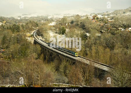 Saddleworth Greater Manchester, UK. 31 Jan, 2019. UK Wetter. Trans Pennine Express über die saddleworth Viadukt bei brownhill Uppermill im Schnee und Frost. Credit: Jozef mikietyn/Alamy leben Nachrichten Stockfoto