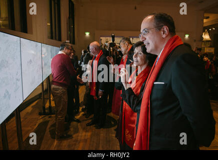 (190131) - LONDON, 31.01.2019 (Xinhua) - Besucher bewundern die Ausstellung "Eine alte chinesische Blättern in AR' während der Feiern zum chinesischen Neujahrsfest im Science Museum in London, Großbritannien auf Jan. 30, 2019. Mit chinesischer Volksmusik, Kongfu Leistung und Löwen und Drachen Tänze, das Science Museum in London war voller Freude Mittwoch Nacht. Rund 5.000 Besucher in die China Lates Programme im Museum das chinesische Mondjahr, das fällt auf 5 zu feiern. (Xinhua) Stockfoto