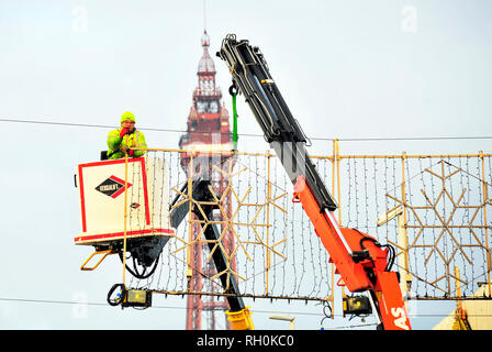 Blackpool, Großbritannien. Januar 2019. UK Wetter: Der Badeort bleibt kalt, aber hell und sonnig ohne Wind oder Schnee. Illuminations dept worker entfernt die Schneeflocken Features von oberhalb der Promenade Credit: kevin walsh/Alamy Live News Stockfoto