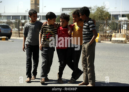 (190201) - SANAA, Februar 1, 2019 (Xinhua) - Kinder zu Fuß auf einer Straße in Sanaa, Jemen, am 31.01.2019. Das Kinderhilfswerk der Vereinten Nationen (UNICEF) Sucht 3,9 Milliarden US-Dollar bis 41 Millionen Kinder in der Notwendigkeit der humanitären Hilfe in 59 Ländern helfen, ein UN-Sprecher sagte am Dienstag. Die mehr als 34 Millionen Kinder, die durch Konflikte und Katastrophen allein umfasst 6,6 Millionen Kinder im Jemen, 5,5 Millionen Kinder in Syrien und 4 Millionen Kinder in der Demokratischen Republik Kongo (DRC), UNICEF, sagte. (Xinhua / Mohammed Mohammed) Stockfoto