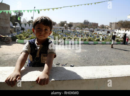 (190201) - SANAA, Februar 1, 2019 (Xinhua) - ein Kind steht auf einem Friedhof in Sanaa, Jemen, am 31.01.2019. Das Kinderhilfswerk der Vereinten Nationen (UNICEF) Sucht 3,9 Milliarden US-Dollar bis 41 Millionen Kinder in der Notwendigkeit der humanitären Hilfe in 59 Ländern helfen, ein UN-Sprecher sagte am Dienstag. Die mehr als 34 Millionen Kinder, die durch Konflikte und Katastrophen allein umfasst 6,6 Millionen Kinder im Jemen, 5,5 Millionen Kinder in Syrien und 4 Millionen Kinder in der Demokratischen Republik Kongo (DRC), UNICEF, sagte. (Xinhua / Mohammed Mohammed) Stockfoto