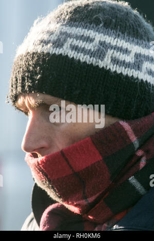 London, Großbritannien. 31. Januar 2019. Ein Mann in Wimbledon deckt seinen Mund mit einem scarfe aus dem bitter kalten Wetter, da die Temperaturen in London auf die niedrigste der Winter dieses Jahr bisher Credit: Amer ghazzal/Alamy Leben Nachrichten schützen Stockfoto