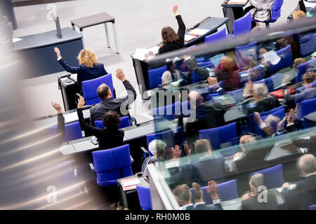 Berlin, Deutschland. 31 Jan, 2019. Die Abgeordneten des Deutschen Bundestages ihre Hände in einer Stimme anheben. Credit: Christoph Soeder/dpa/Alamy leben Nachrichten Stockfoto