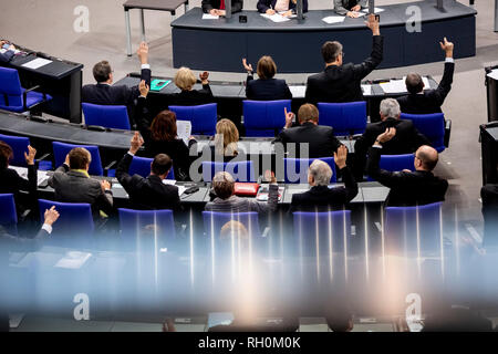 Berlin, Deutschland. 31 Jan, 2019. Die Abgeordneten des Deutschen Bundestages ihre Hände in einer Stimme anheben. Credit: Christoph Soeder/dpa/Alamy leben Nachrichten Stockfoto