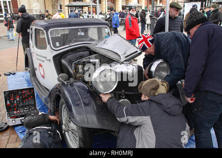 Banbury, Oxfordshire, UK. 31. Januar, 2019. Blue Diamond Riley Service Team der Instandsetzung der Auto Kredit: MELVIN GRÜN/Alamy leben Nachrichten Stockfoto