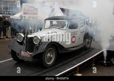 Banbury, Oxfordshire, UK. 31. Januar, 2019. Mann und Frau Richard und Noel Schneider in Ihren 1936 Riley Kestrel Credit: MELVIN GRÜN/Alamy leben Nachrichten Stockfoto