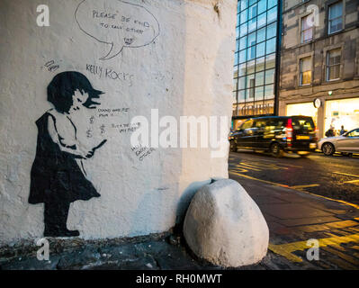 Grindlay Hof, Edinburgh, Schottland, Großbritannien, 31. Januar 2019. Die Einheimischen vor Ort eine neue Zeichnung an der Wand gedacht, ein Banksy. In einer kleinen Gasse aus Brot Straße, ein neues Bild eines jungen Mädchens zu einem Mobiltelefon auf der Suche erscheint über Nacht im Stil von Banksy. Graffiti hat jetzt von anderen hinzugefügt. Stockfoto