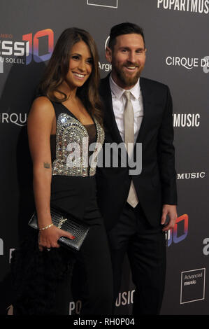 Barcelona, Spanien. 31.Januar 2019. Leo Messi und seine Frau Antonella Roccuzzo posieren in den Photocall, auf seinem Weg durch den roten Teppich der Welt Präsentation Partei in Barcelona Der neue Cirque du Soleil Show von Leo Messi bei de Barcelona Football Club inspiriert. Credit: fototext/Alamy leben Nachrichten Stockfoto