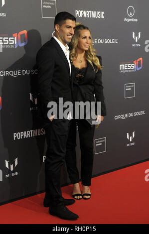 Barcelona, Spanien. 31.Januar 2019. Luis Suarez und seine Frau Sofia Balbi auf dem roten Teppich fotoauftrag der Welt Präsentation Partei in Barcelona Der neue Cirque du Soleil Show von Leo Messi bei de Barcelona Football Club inspiriert posieren. Credit: fototext/Alamy leben Nachrichten Stockfoto