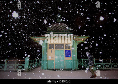 Brighton, UK. 31. Januar, 2019. Schnee fällt in Brighton, Großbritannien am Madirea Lift Credit: Rupert Rivett/Alamy leben Nachrichten Stockfoto