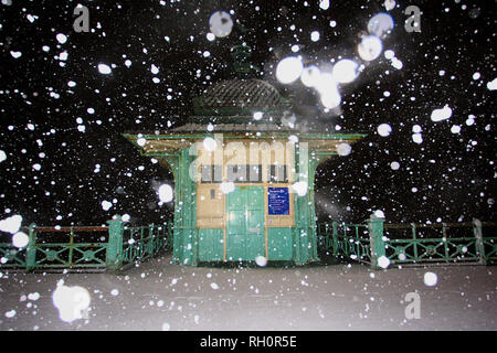 Brighton, UK. 31. Januar, 2019. Schnee fällt in Brighton, Großbritannien am Madirea Lift Credit: Rupert Rivett/Alamy leben Nachrichten Stockfoto