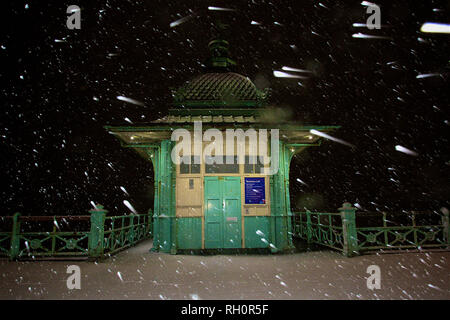 Brighton, UK. 31. Januar, 2019. Schnee fällt in Brighton, Großbritannien am Madirea Lift Credit: Rupert Rivett/Alamy leben Nachrichten Stockfoto