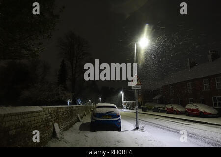 Reading, Großbritannien. 1. Feb 2019. UK Wetter: Schwere Schnee fallen in Reading, Berkshire um 9 Uhr am 31 Jan und um Mitternacht ist es jetzt eine halbe Zoll tief. Matthäus Ashmore/Alamy leben Nachrichten Stockfoto