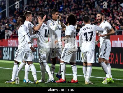 Madrid, Spanien. 31 Jan, 2019. Spieler von Real Madrid feiern ein Ziel von Karim Benzema (1. R) während eines Spanischen König's Cup Viertelfinale Fußball Match zwischen Girona FC und Real Madrid in Girona, Spanien, 31. Januar 2019. Credit: Joan Gosa/Xinhua/Alamy leben Nachrichten Stockfoto