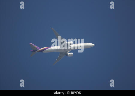 Chiangmai, Thailand - 11. Januar 2019: Boeing 777-300, HS-TKL TG 103 der Thai Airway. Von Chiangmai Flughafen Bangkok Suvarnabhumi, Thailand. Stockfoto