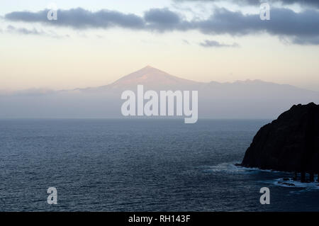 Blick auf den Teide auf Teneriffa bei Sonnenuntergang, La Gomera, Kanarische Inseln, Spanien Stockfoto