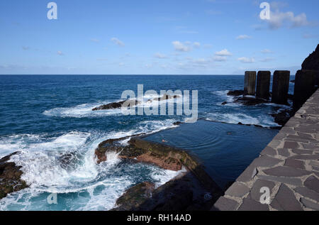 Schwimmer im natürlichen Pool am ehemaligen Banane Dock von Hermigua, La Gomera, Kanarische Inseln, Spanien Stockfoto