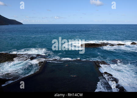 Schwimmer im natürlichen Pool am ehemaligen Banane Dock von Hermigua, La Gomera, Kanarische Inseln, Spanien Stockfoto