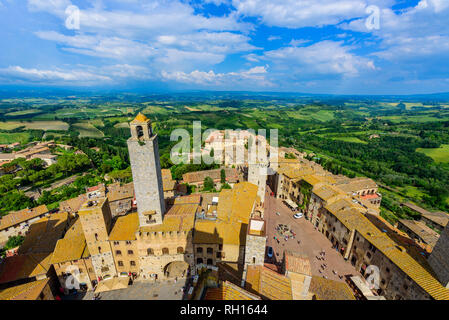 San Gimignano - Luftbild der Altstadt mit schönen Landschaft an einem sonnigen Sommertag in der Toskana, kleinen ummauerten mittelalterlichen Stadt wi Stockfoto