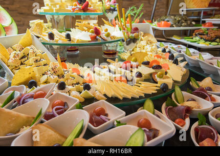 Anzeige für die Auswahl von kalten Käse Salat essen zu einem Luxus hotel restaurant Buffet Bar Stockfoto