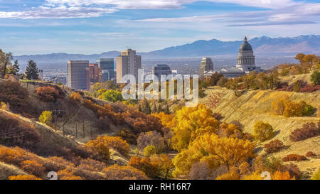 Herbst Farben auf einem Hügel mit Blick auf Salt Lake City Stockfoto