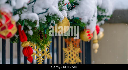 Festliche Schnee Girlande auf der Veranda Geländer Stockfoto